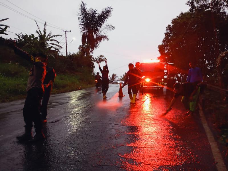 Cegah Laka Lantas, Polisi Bersihkan Tumpahan Solar di Jalan Raden Imba Kesuma Bandar Lampung