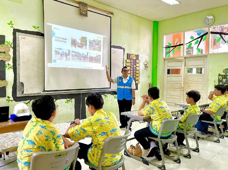 Peringati Hari Guru Nasional, PLN Kenalkan Ragam Energi Bersih di Sekolah Global Madani Lampung