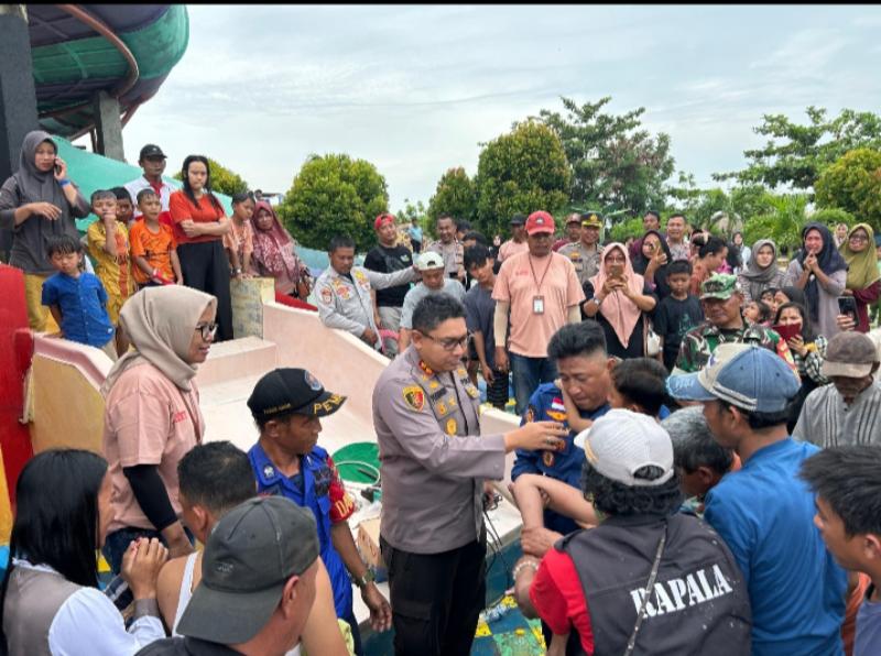 Kapolres Lampung Selatan Evakuasi Anak Terpelosok di Waterboom 