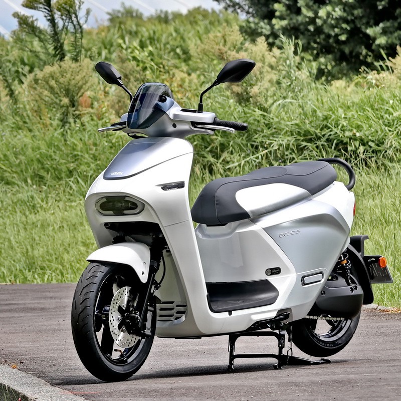 Yamaha EC-05: Skuter Listrik Cerdas untuk Mobilitas Urban