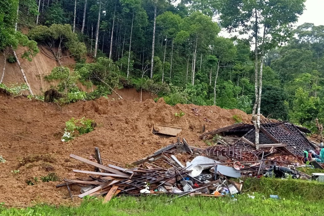 Longsor Timpa Rumah Warga, Dua Meninggal Dunia, Satu Masih Dalam Pencarian