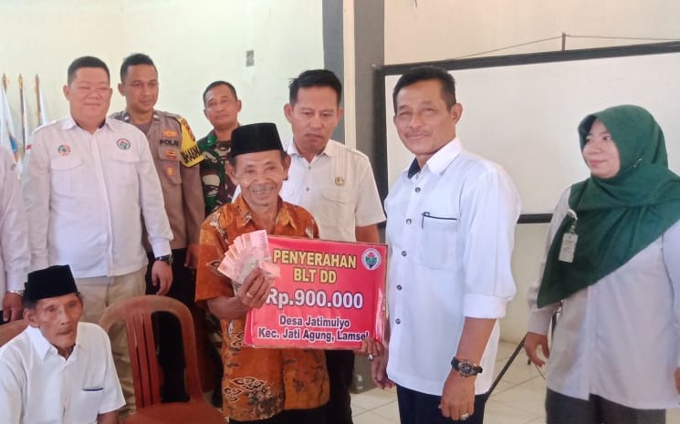 Pemerintah Desa Jatimulyo Bagikan BLT DD Tahap Awal ke 77 KPM 