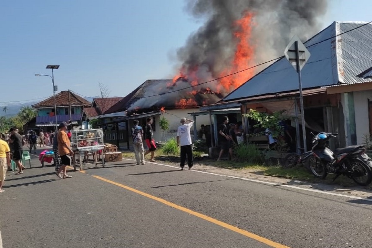 Pemkab Pesisir Barat Maksimalkan Bantuan Korban Kebakaran