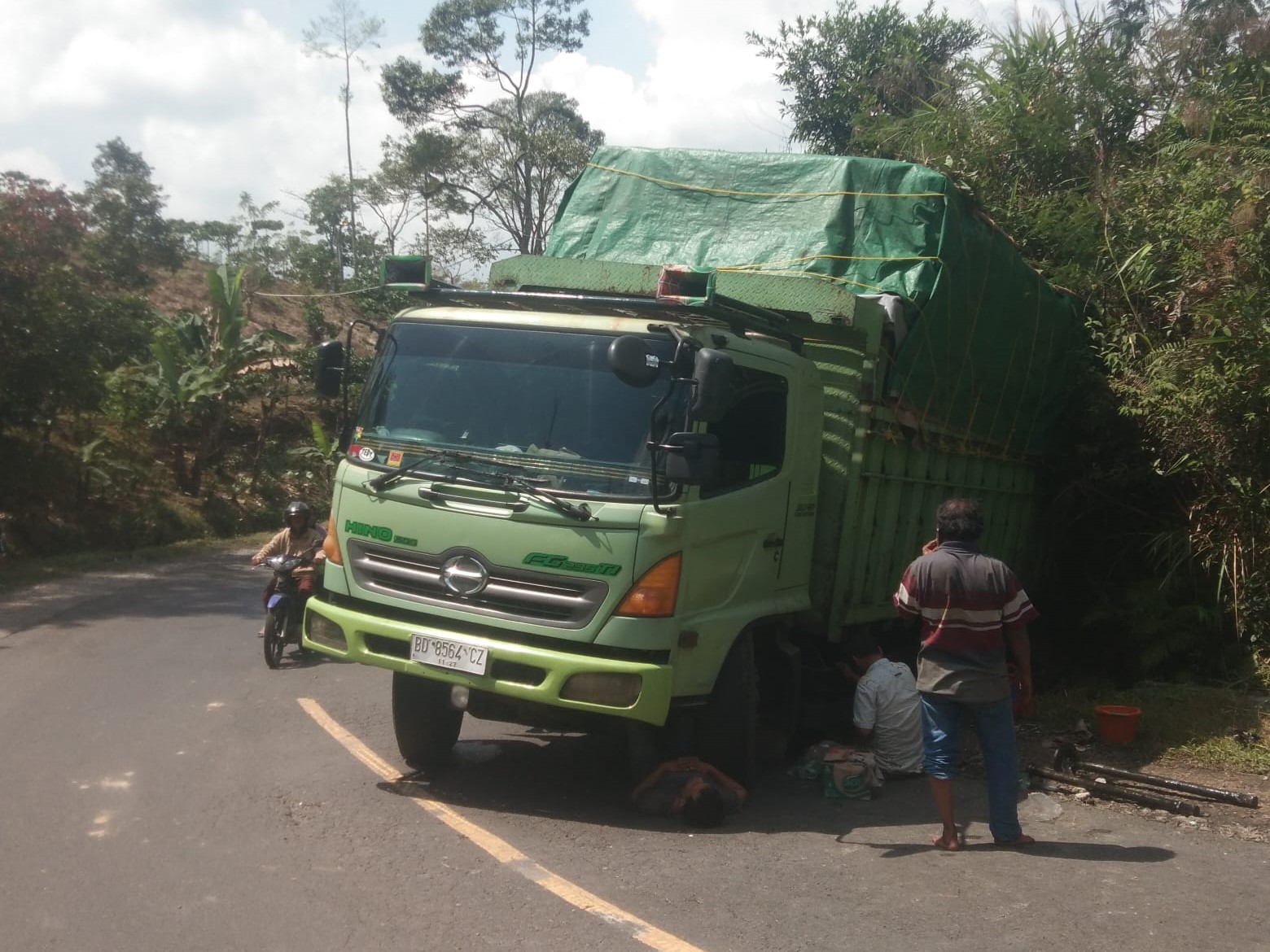 Patah As, Fuso Bermuatan 24 Ton Melintang di Tanjakan Air Keruh Sumber Jaya