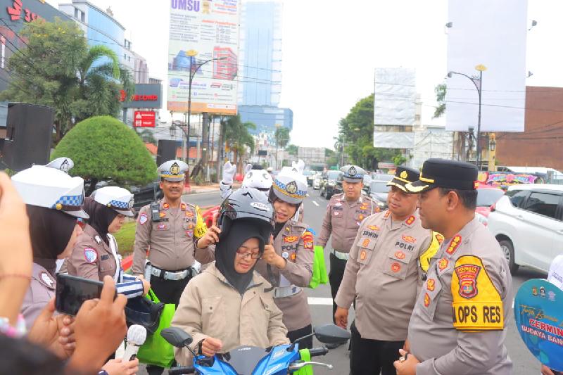 Gebyar Operasi Keselamatan 2025, Polisi Bagikan Helm dan Bingkisan kepada Pengendara Tertib di Bandar Lampung