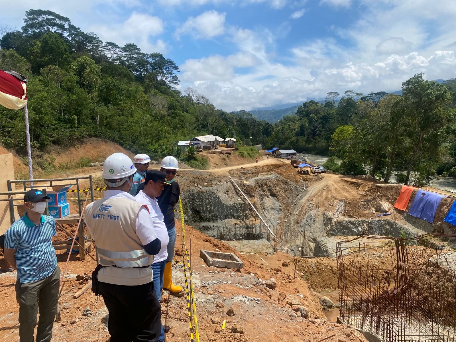 Tinjau Pembangunan PLTMH Sumber Jaya, Nukman Minta Masyarakat Jaga Kelestarian Hutan 