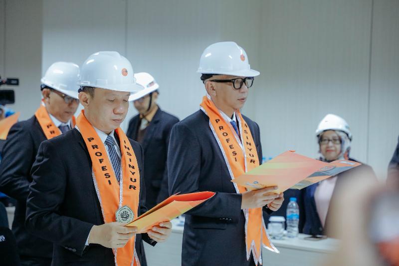 Lampung Bangga, Gubernur dan Sekda Jadi Wisudawan Terbaik Program Insinyur