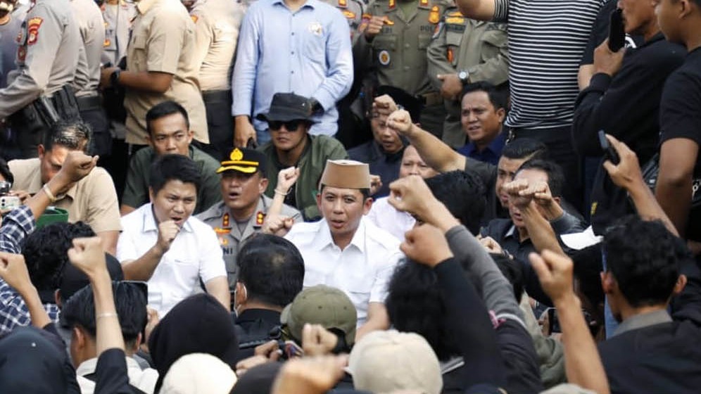 Dengarkan Aspirasi, Bupati Egi Membumi bersama Massa Aksi