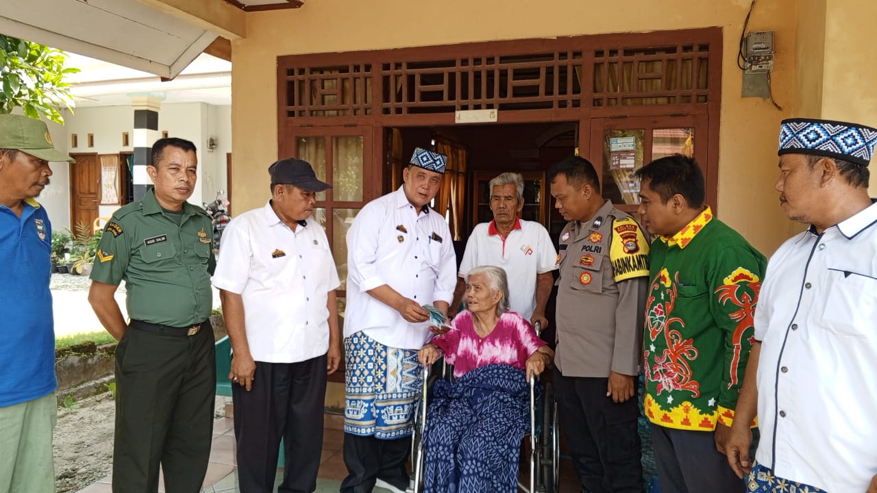 BLT DD Tahap II Bagi KPM Lansia dan Sakit di Pekon Tanjung Setia Diserahkan Langsung ke Rumah