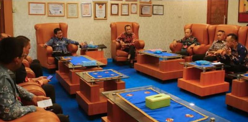 Bupati Dr. Ir. Hi. Hamartoni Ahadis Bersama Pejabat Pemkab Lampura Gelar Rapat Bahasan Anjlok Harga Singkong