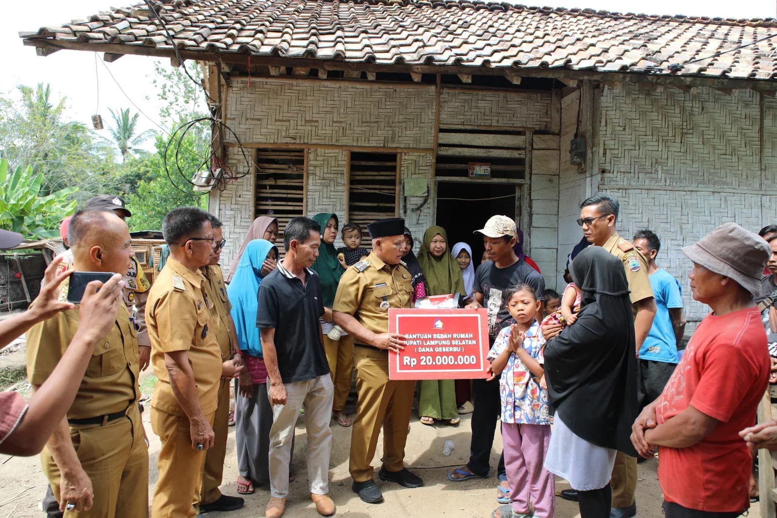 Rumahnya Roboh Diterpa Angin Kencang, Warga Desa Bulok Dapat Bantuan dari Bupati Nanang Ermanto