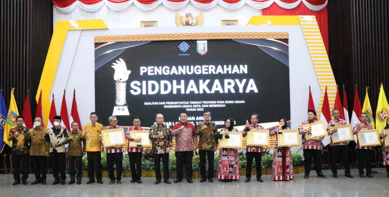 Arinal Serahkan Penghargaan Siddhakarya kepada Perusahaan di Lampung