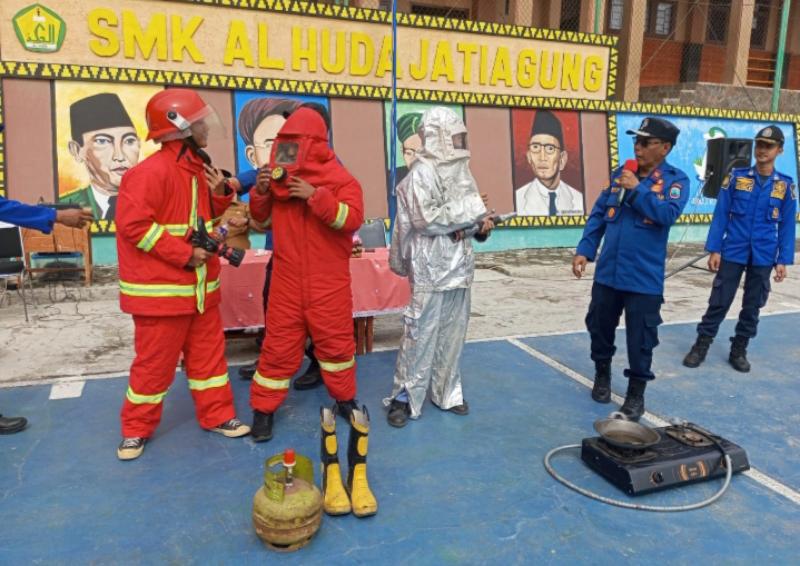 Damkarmat Lampung Selatan Lakukan Sosialisasi Penanganan Kebakaran di SMK Al Huda