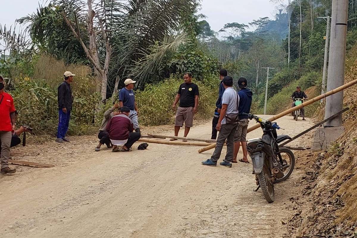 Merasa Dirugikan, Warga Tutup Akses Masuk PLTMH Way Besai 