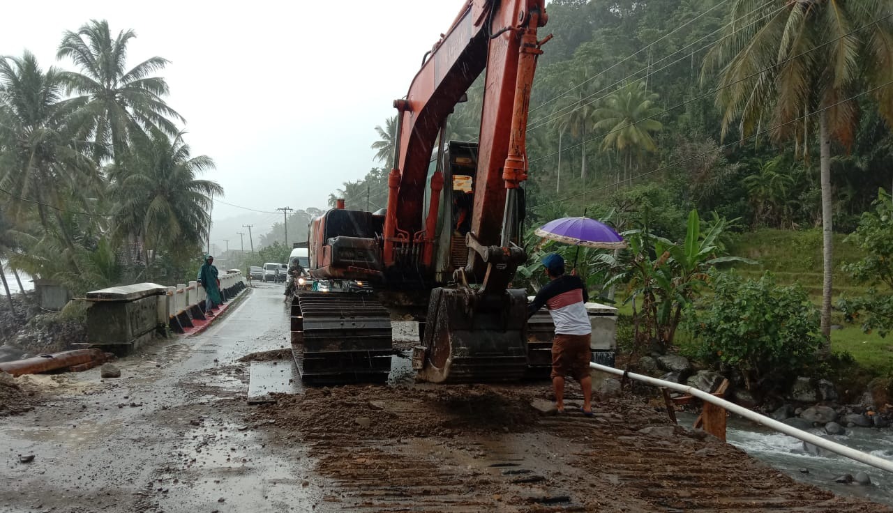 Satker PJN Pasang Plat Baja di Lokasi Jalan Amblas