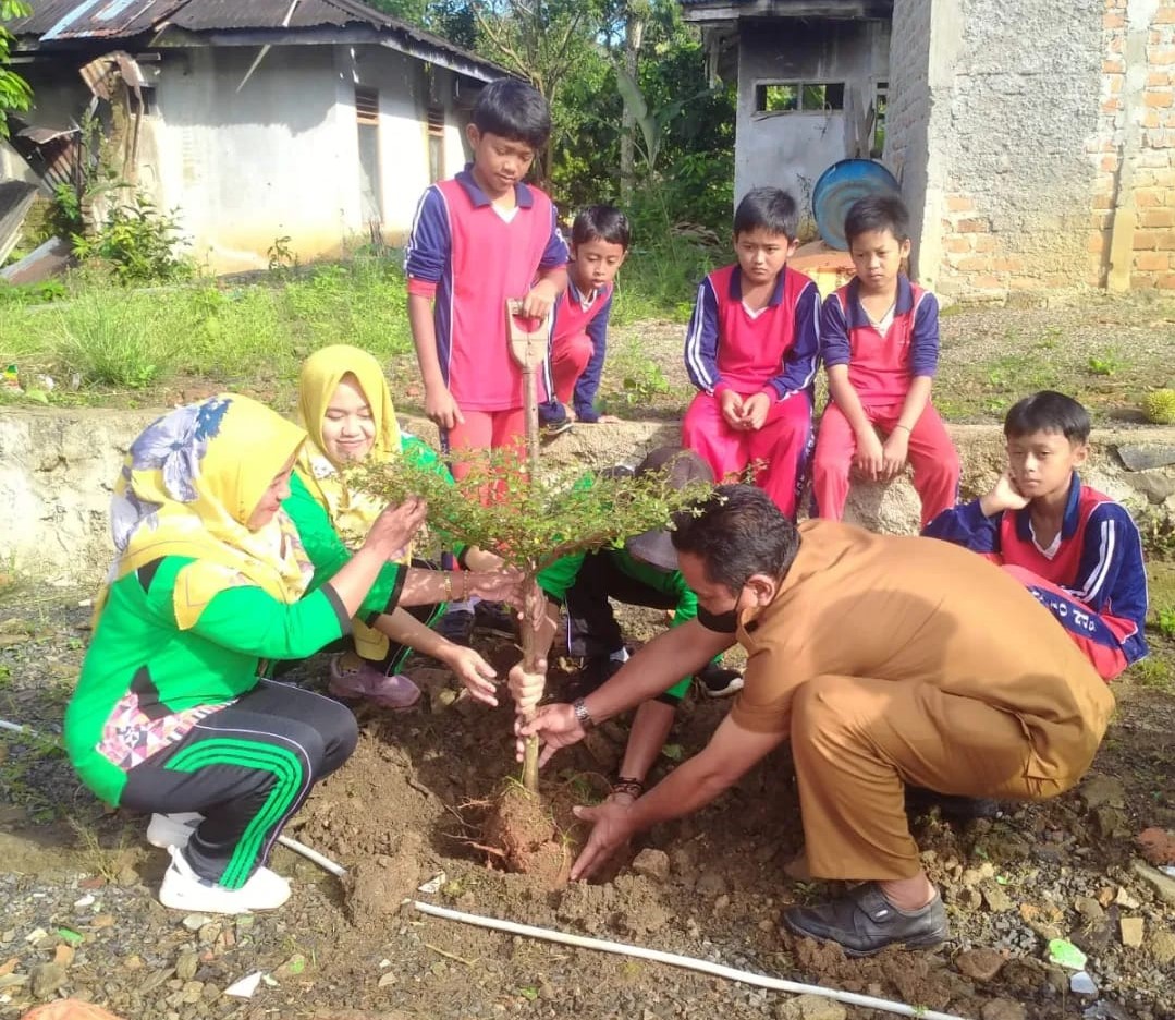 Peringati Hari Lingkungan Hidup Sedunia, SDN 1 Sukapura Razia Sampah dan Tanam Tanaman Hias di GSG Bung Karno