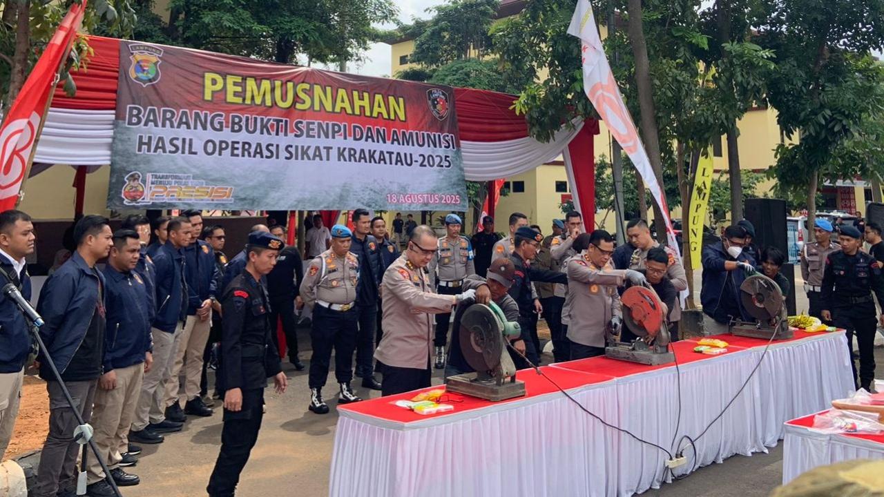 Polda Lampung Musnahkan 50 Senpi Rakitan Hasil Operasi Sikat Krakatau 2025