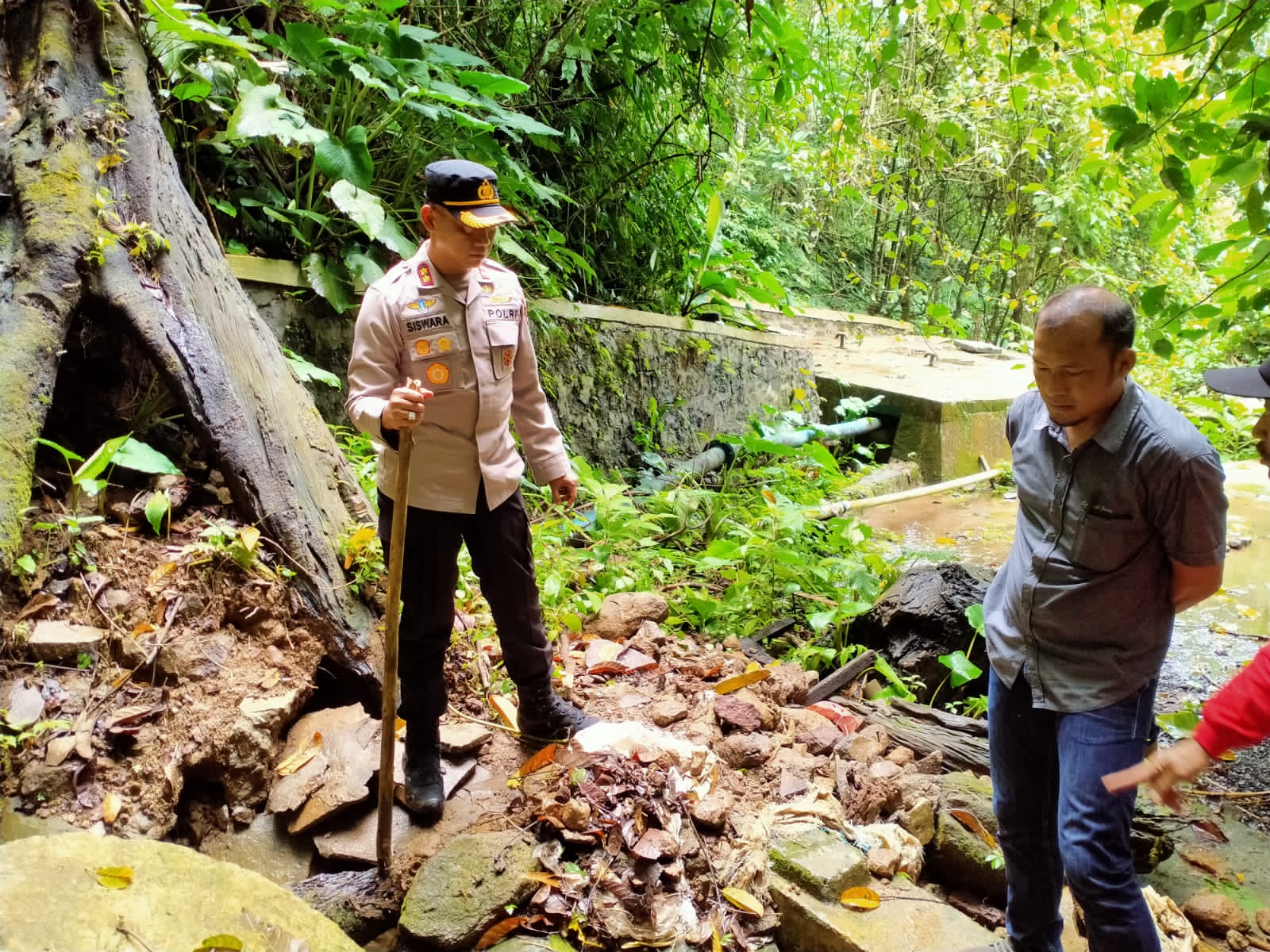 Kapolres Tanggamus Janji Tindak Tegas Oknum Pembuang Sampah di Mata Air Batu Kramat