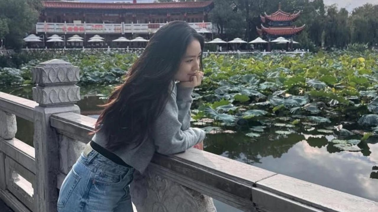 8 Potret Natasha Wilona Berkeliling Kota Kunming, Nikmati Keindahan Alam dan Cita Rasa Lokal