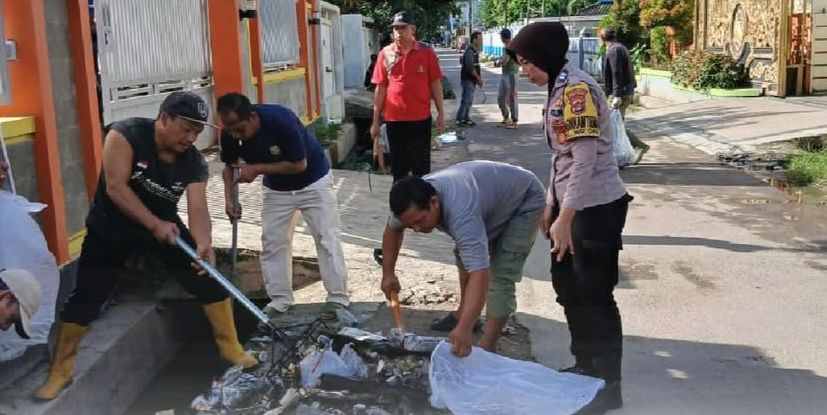 Polresta Bandar Lampung dan Warga Bersihkan Saluran Air Cegah Banjir