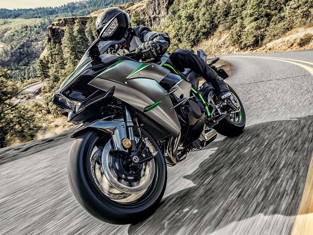 Kawasaki Ninja H2 Carbon ABS: Hyperbike Supercharged dengan Teknologi Mutakhir
