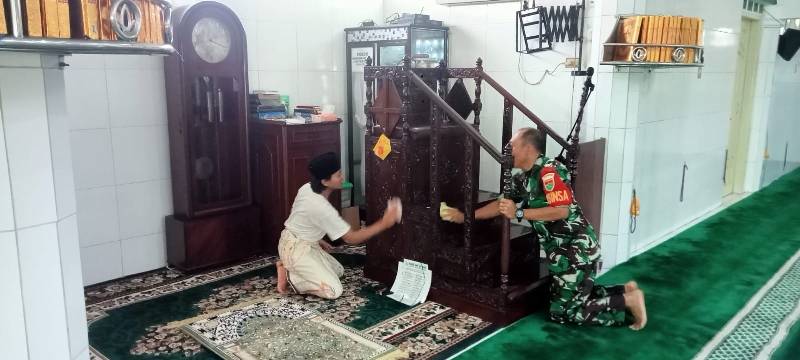 Koramil 410-05/TKP Gelar Karya Bakti Bersihkan Masjid Jami Al-Yaqin