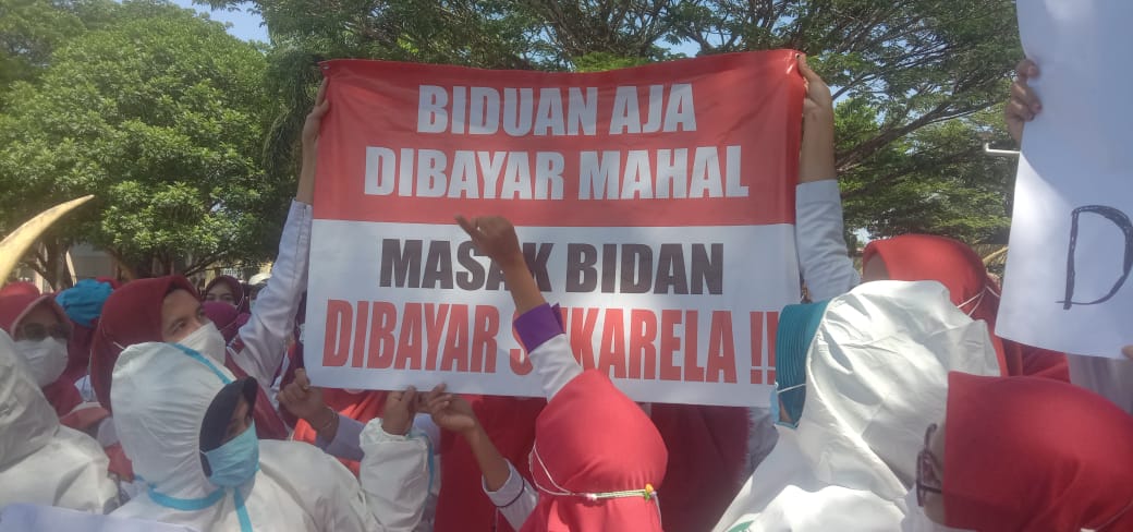 Ratusan Bidan TKS Geruduk Kantor DPRD Lampung Utara