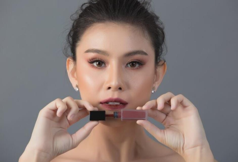 6 Lipstik Pinkish-Brown Paling Manis untuk Tampilan Natural Elegan
