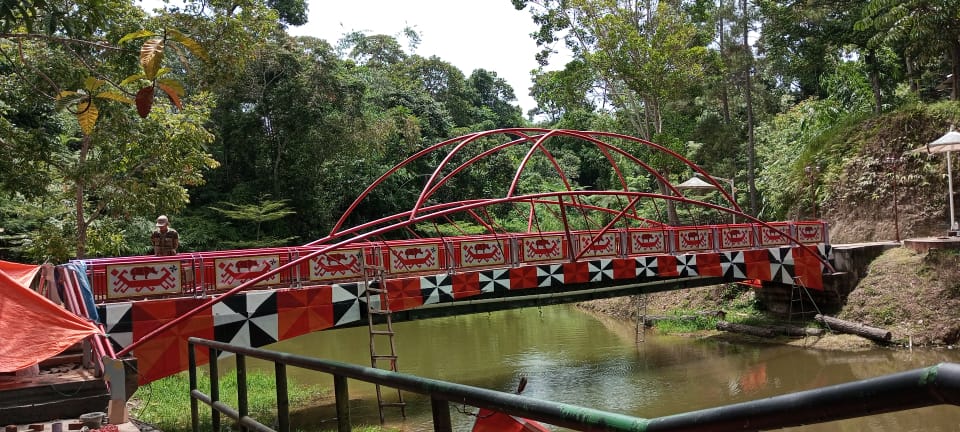 Begini Penampakan Jembatan Senilai Rp800 Juta Lebih di Taman Kota Hamtebiu