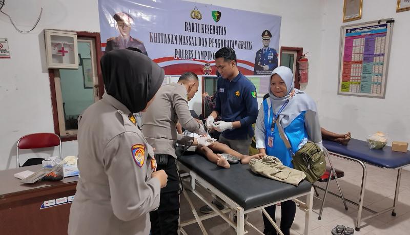 Jum'at Berkah, Polres Lamsel Gelar Sunatan Massal dan Bakti sosial 