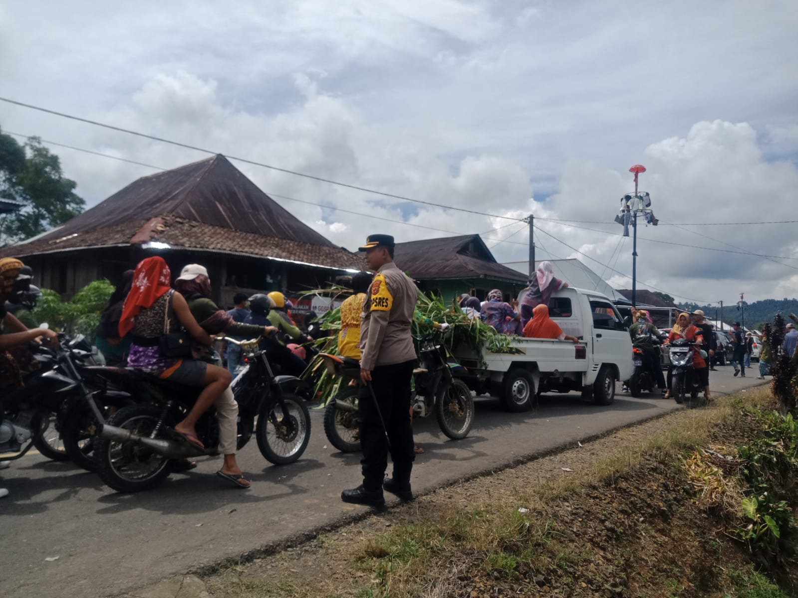 Kapolres Lambar Turun Langsung Urai Kemacetan 