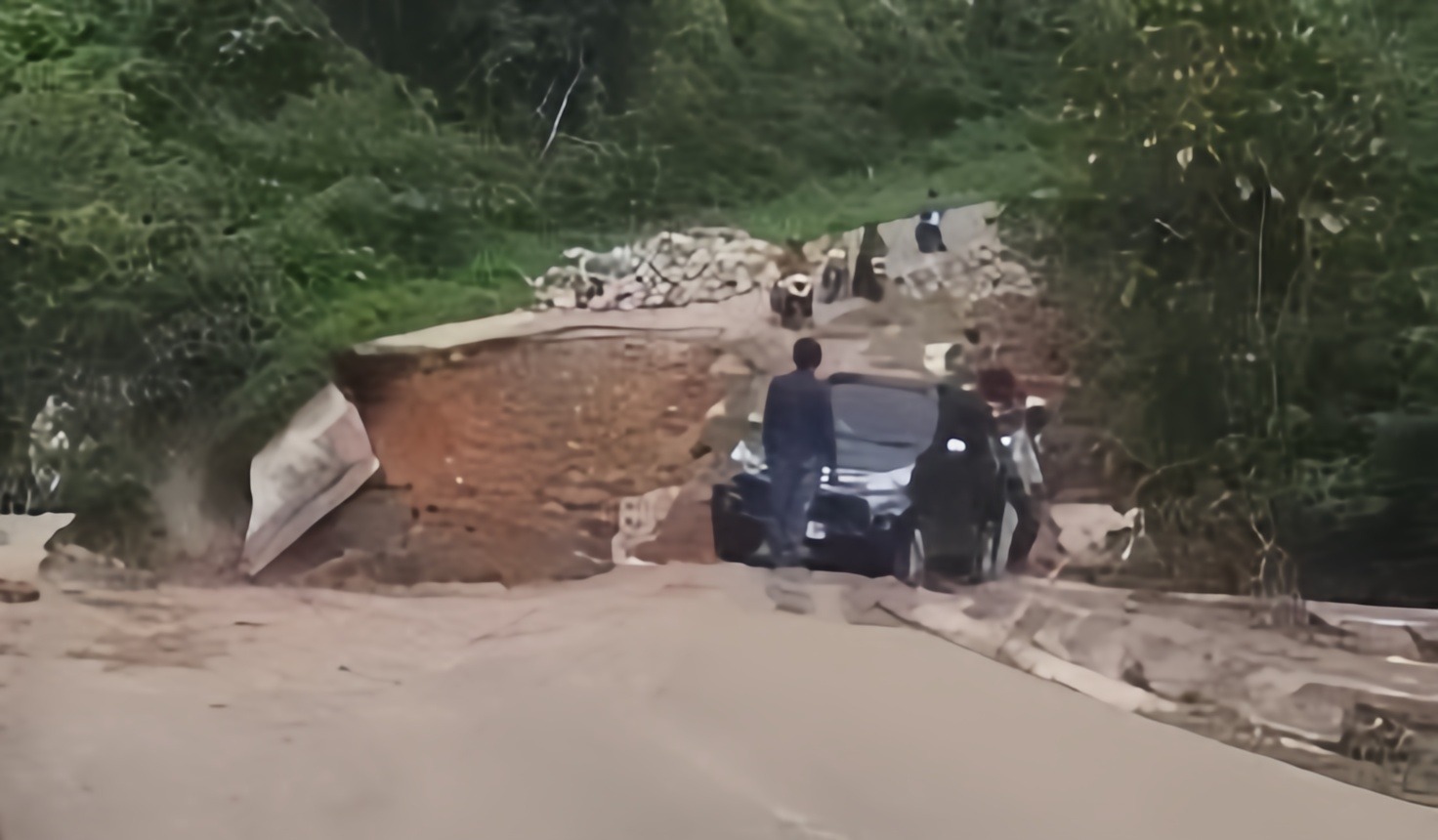 Polisi Sayangkan Aksi Nekat Mobil Terobos Jalan Amblas Seranggas, Warga Diminta Patuhi Imbauan