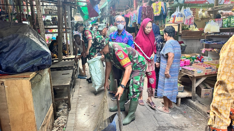 Koramil 410-02/TBS Gelar Aksi Bersih-Bersih di Pasar Cimeng, Ajak Warga Peduli Lingkungan