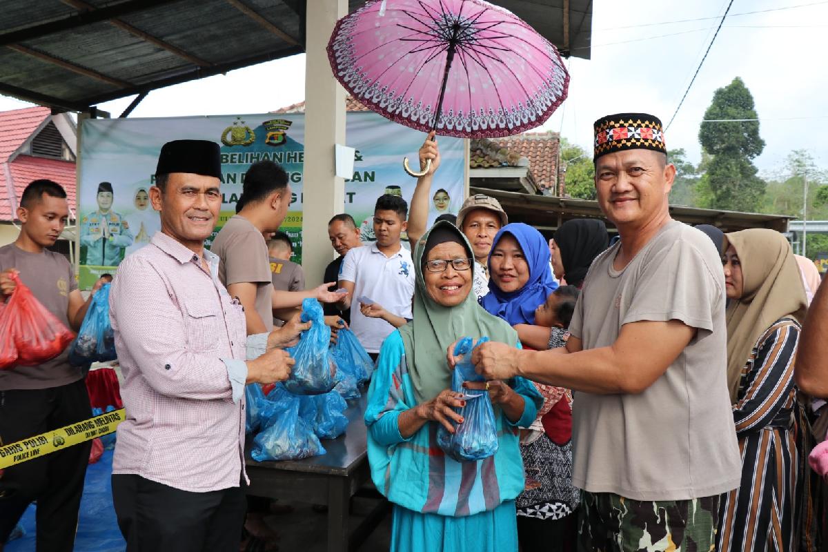 Polres Lampung Barat Bagikan 500 Paket Daging Kurban untuk Masyarakat dan Anggota