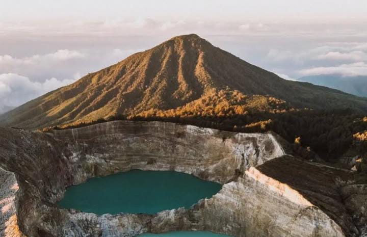 8 Gunung Paling Menawan di Indonesia, Surganya Para Pendaki