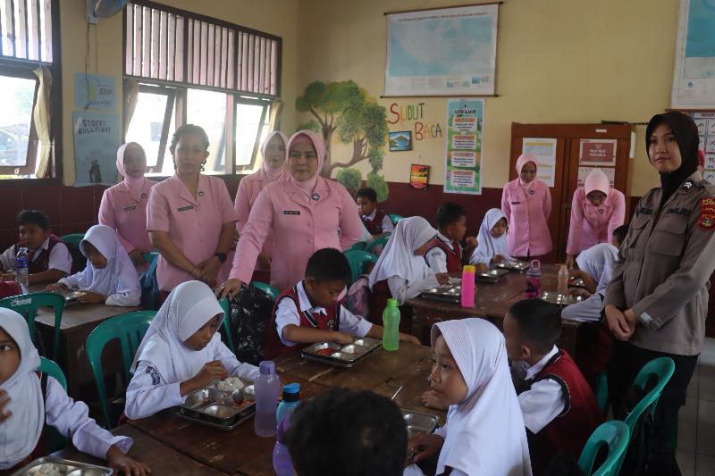Ketua Bhayangkari Cabang Lampung Selatan Tinjau Program Makan Bergizi