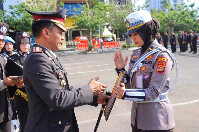 Sebanyak 17 Personil Berprestasi Terima Penghargaan dari Kapolresta Bandar Lampung