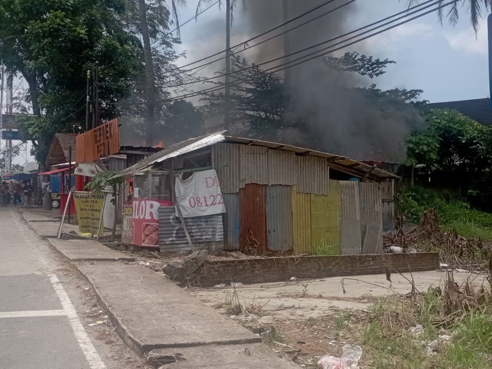 Si Jago Merah Lahap Warung Ayam Geprek Pedia Rajabasa