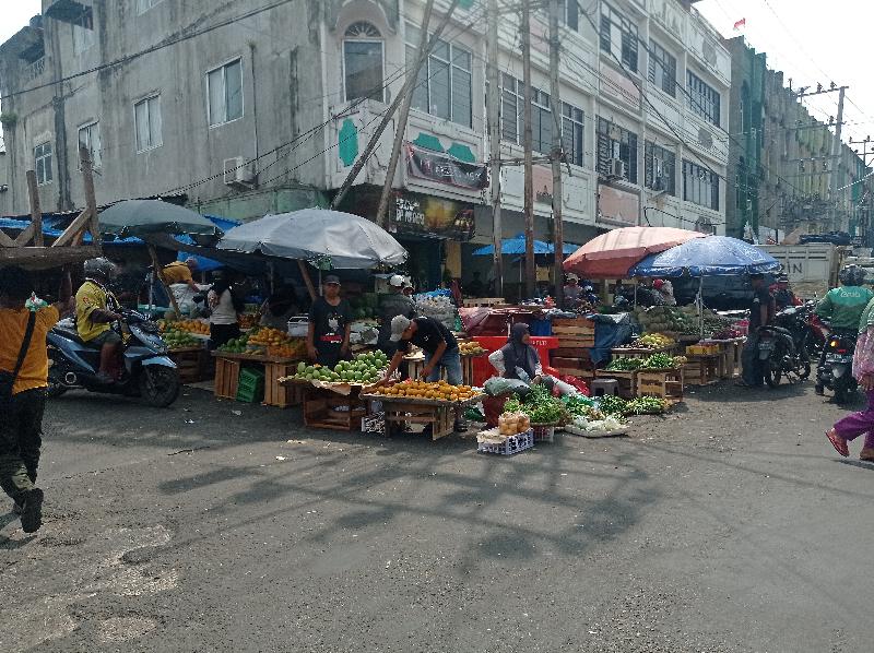 Pedagang Pasar Pasir Gintung Tetap Nekat Berjualan di Pinggir Jalan Meski Sudah Ada Sosialisasi