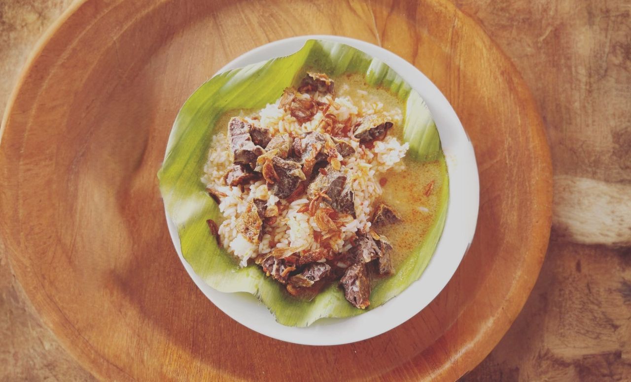 Nasi Gandul, Kuah Cokelat Gurih yang Bikin Nagih