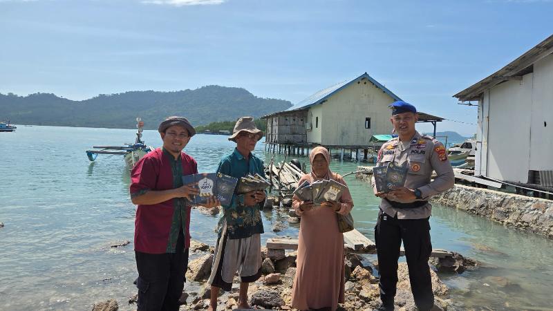 Satpolair Polres Lampung Selatan Salurkan Donasi Al-Qur’an dan Iqro ke Anak-anak TPA Pulau Rimau