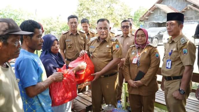 Bupati Nanang Ermanto Serahkan Bantuan Bedah Rumah di Kecamatan Natar