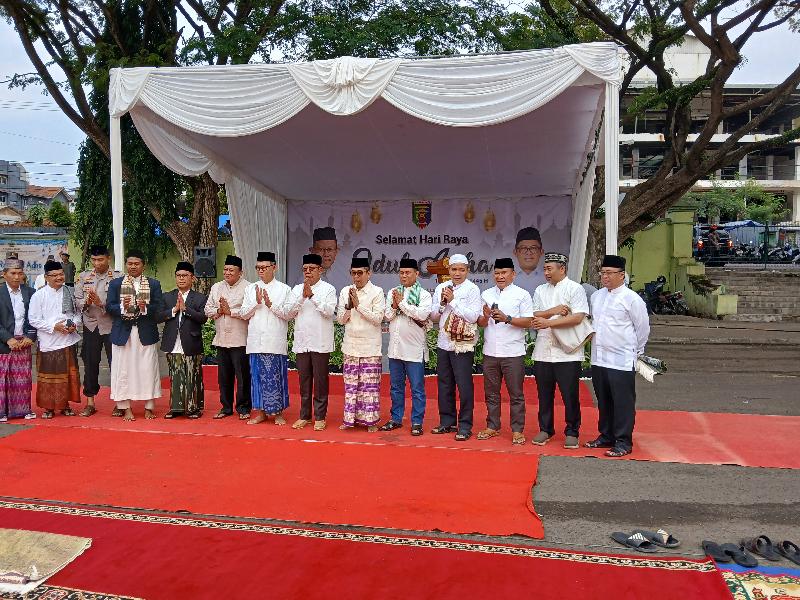 Plh Gubernur dan Ketua DPRD Lampung Sholat Idul Adha di Lapangan Saburai, Puji Raharjo Sebagai Khotib