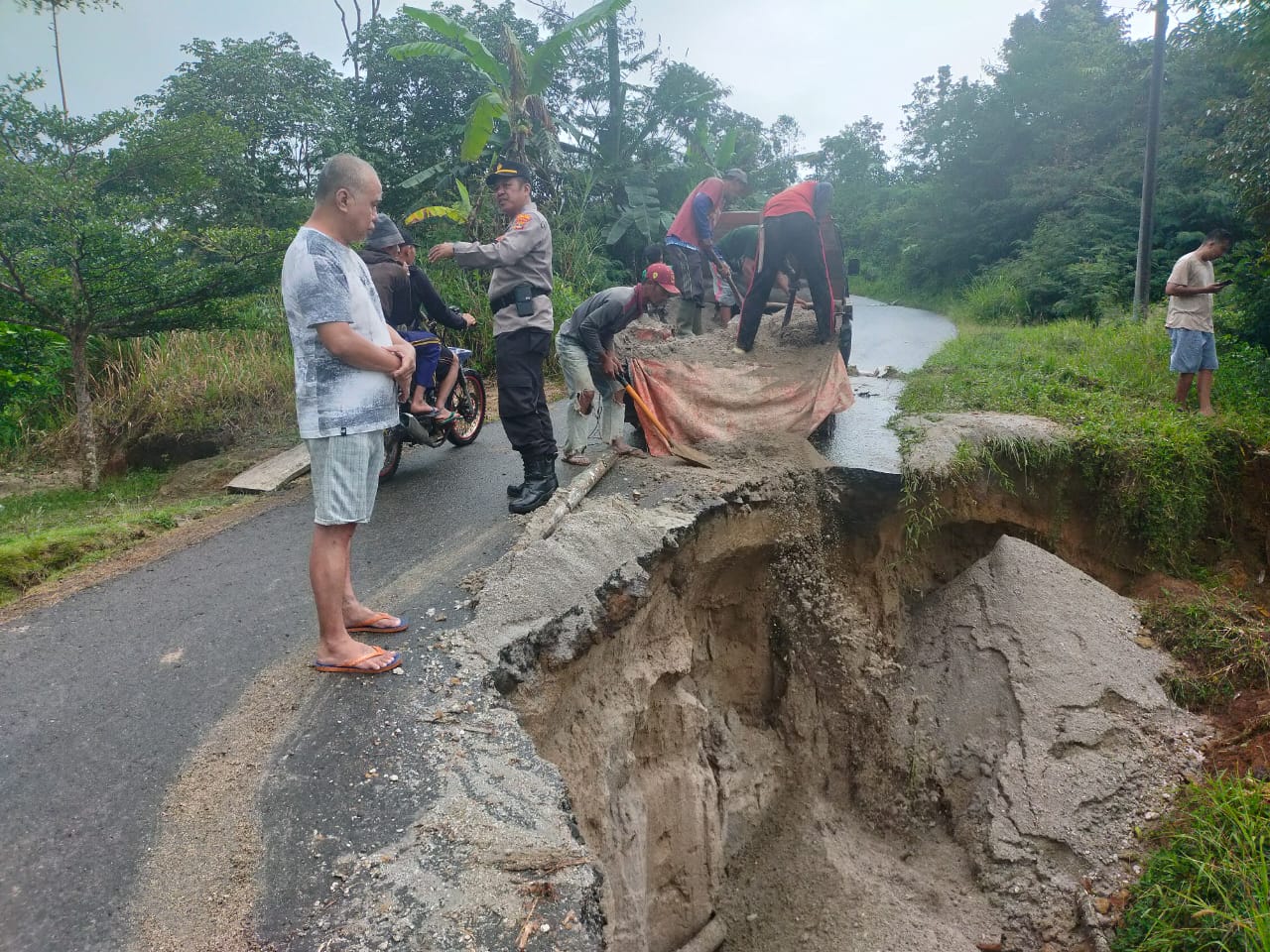 Kerusakan Jalan Penghubung Kecamatan Sekincau-Pagar Dewa Telah Dilaporkan ke BPBD 