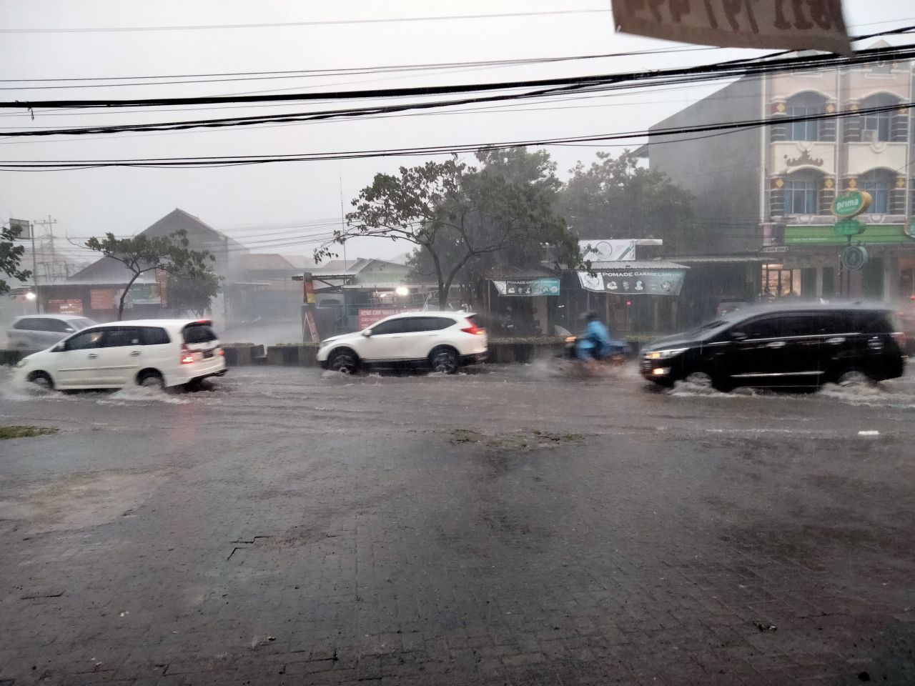 Hujan Deras Kembali Guyur Bandar Lampung, Jalan Gajah Mada Tergenang Banjir  