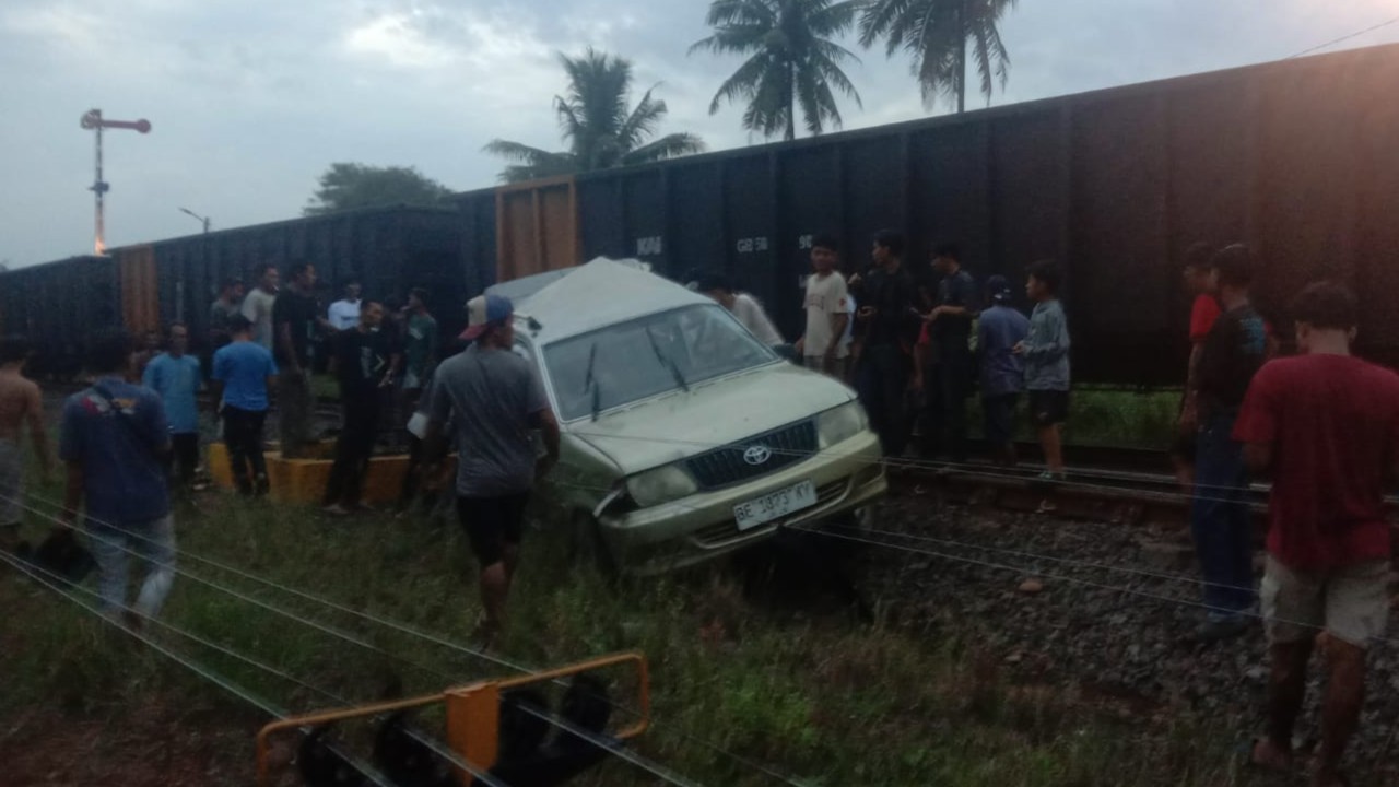 Mogok di Perlintasan Kereta, Kijang Kapsul Tertabrak hingga Terseret 300 Meter
