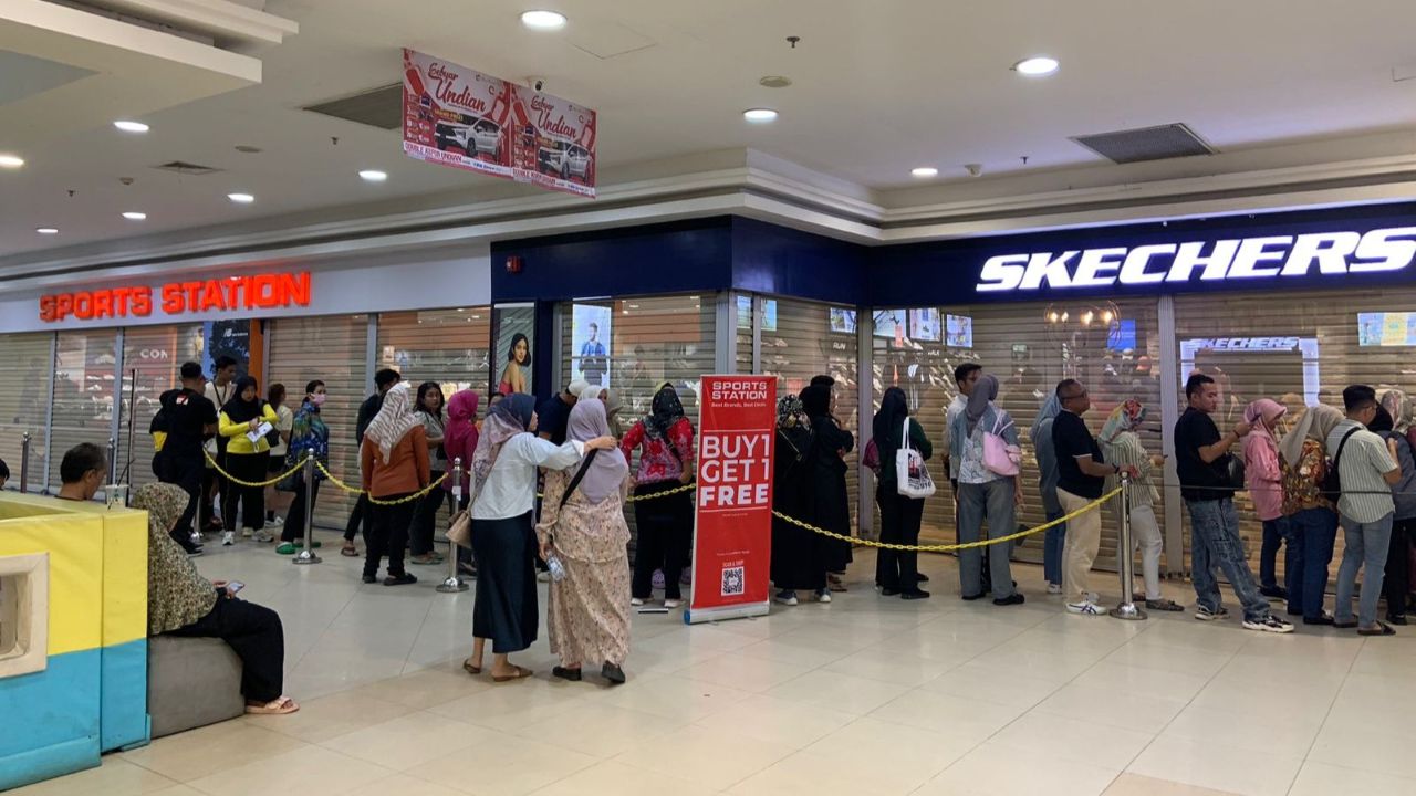 Heboh Promo Buy 1 Get 1 Sepatu, Sport Station MBK Diserbu Pengunjung