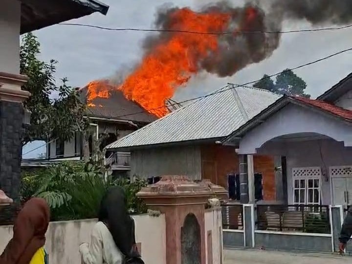Tangki Damkar Kehabisan Air, Penjual Air Keliling Bantu Padamkan Kebakaran Rumah di Lampung Barat
