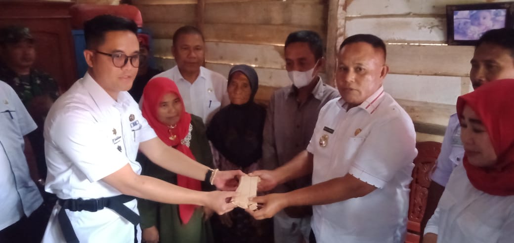 Nanang Ermanto Serahkan Bantuan Bedah Rumah di Kecamatan Jatiagung 