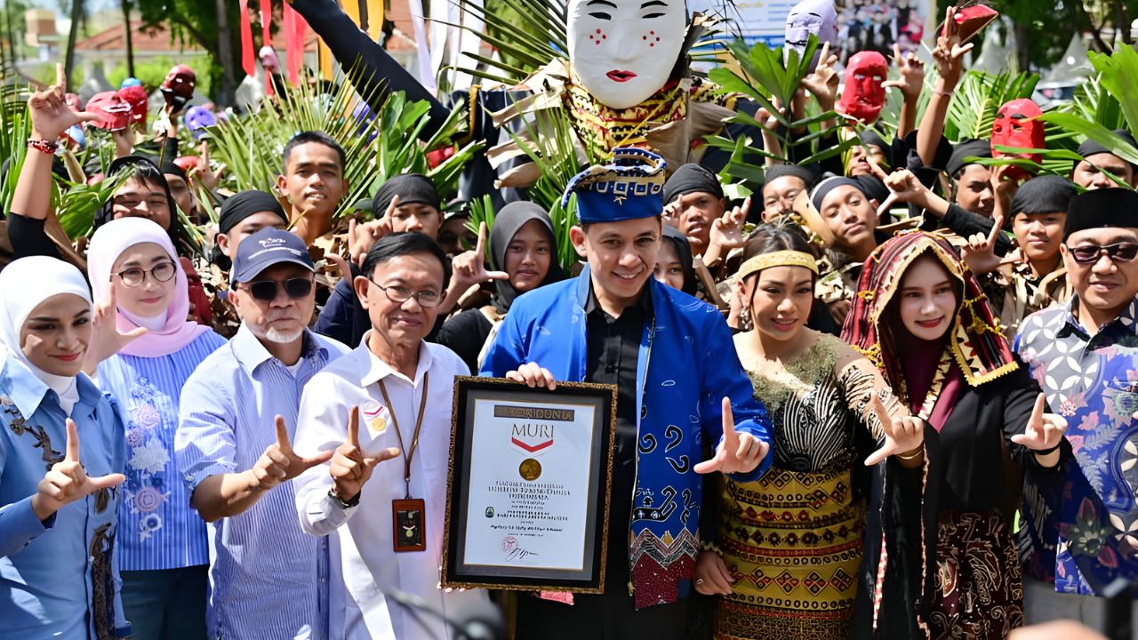 Tari Tuping 12 Wajah Pecahkan Rekor Dunia, Ribuan Pelajar Lampung Selatan Getarkan Lapangan Korpri